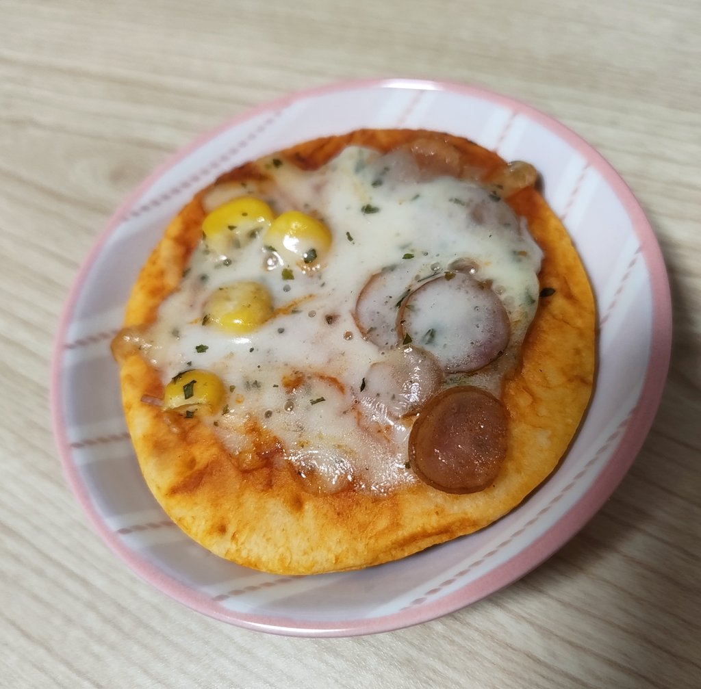 Harumachine's tweet photo. チキン我慢してミニピザ1枚だけ焼いた😣 https://t.co/ETkPjfnUYF