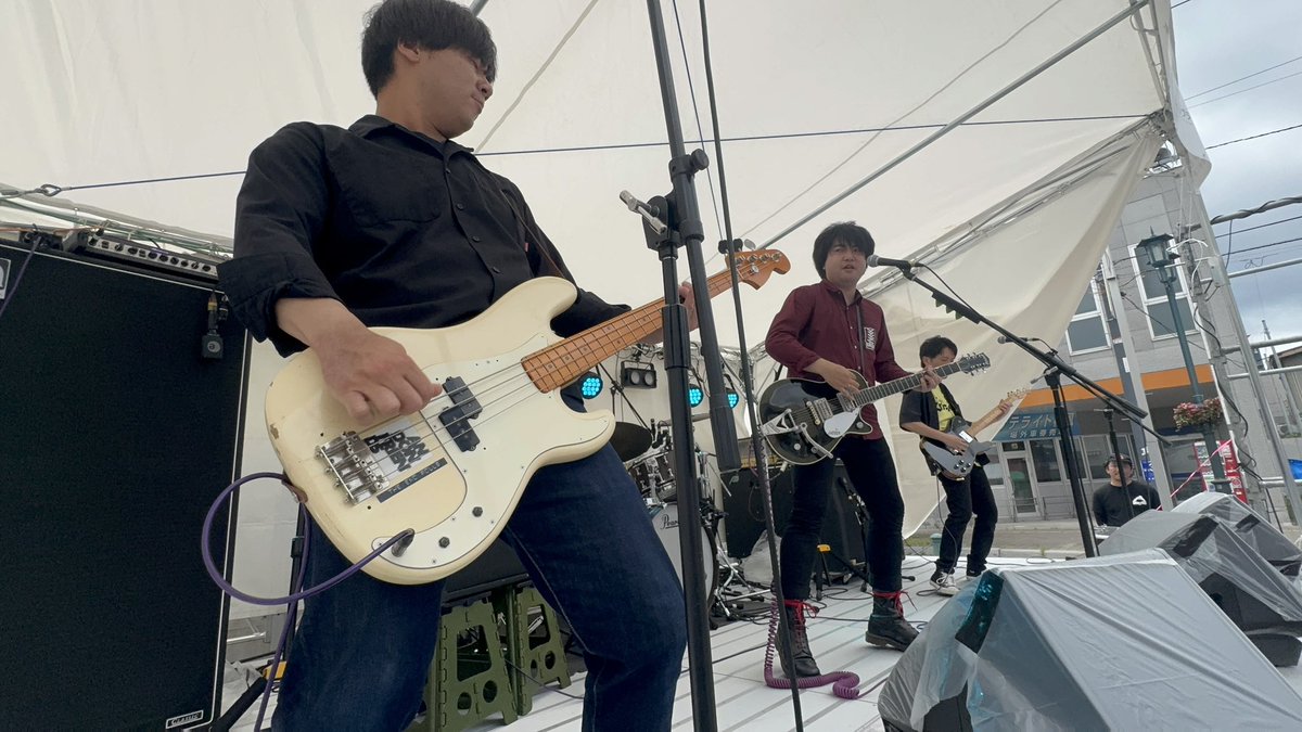 boxfes_hakodate's tweet photo. むせ返るような髪が逆立つような叩きつけるようなパンクロックで駆け抜けるのは函館のThe Drags！ライブハウスじゃなくて野外？だから何？と言わんばかりの突き通したスタイルで今年も会場を一瞬で熱狂させます！サビでの全員シンガロングはいつやってもどこでやっても格別の一言！
#BOXFES2026 https://t.co/SxyMOpfZui