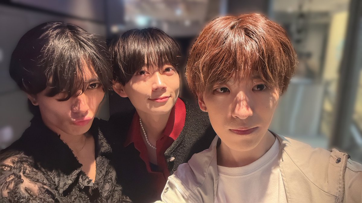 3710_to's tweet photo. 改めて、おはみな🐰🔥（僕世界は16時まで朝なので）

一日の始まりがステージ前の笑顔だなんて嬉しいなぁぁ！！声出して応援してくれて、ペンライト振ってくれてありがと！！

食パン3枚食べて元気な僕
洗顔フォームで歯を磨いた僕
撮可でニマニマの僕

色んな僕を見てくれて（？）ありがとね！ https://t.co/krmQxMI32q