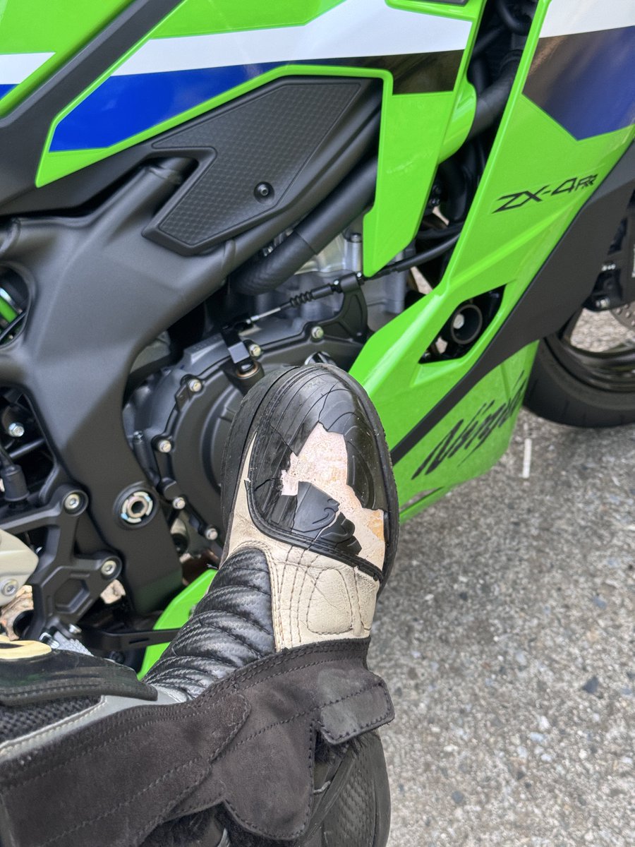 gonta211v's tweet photo. 40年生きてきて何で俺はこんなブーツでバイク乗ってるんだ😞 https://t.co/MQZbppan8G