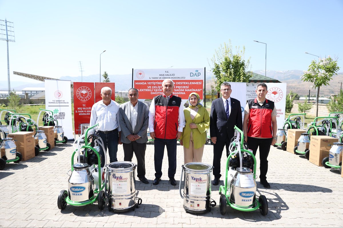 Ncttngnc's tweet photo. Gücünü topraktan alan sütü, eti şifalı manda tarımıyla geleceğe yatırım yapıyoruz.🐃🐃👨‍🌾

İl Müdürlüğü olarak hayata geçirdiğimiz "Manda Yetiştiriciliğinin Desteklenmesi ve Geliştirilmesi Projesi" ile ilimiz mandacılığını geliştiriyor, üreticilerimize güç katıyoruz.

📍11 Milyon TL bütçeli ve % 50 hibe destekli projemizin lansman törenini; Valimiz Sayın Avni ÇAKIR, protokol üyelerimiz ve üreticilerimizin katılımıyla gerçekleştirdik. 

🐃 🥛 268 adet süt sağım makinesi, 

🐃 🧈 250 adet elektrikli yayık makinesi olmak üzere toplam 518 üreticiye ekipman desteği sağladık.

Manda varlığıyla ülkemizin önemli merkezlerinden biri olan ilimizde, manda yetiştiricilerimizin alt yapılarını güçlendirmek suretiyle üretimde sürdürülebilirliği, verim ve kaliteyi artırmayı hedefliyoruz.

Üretimi ve üreticiyi desteklemeye, kırsalı güçlendirmeye ve bereketlendirmeye devam ediyoruz.

@ibrahimyumakli   @TCTarim @Valiavnicakir    @TR_HAYGEM