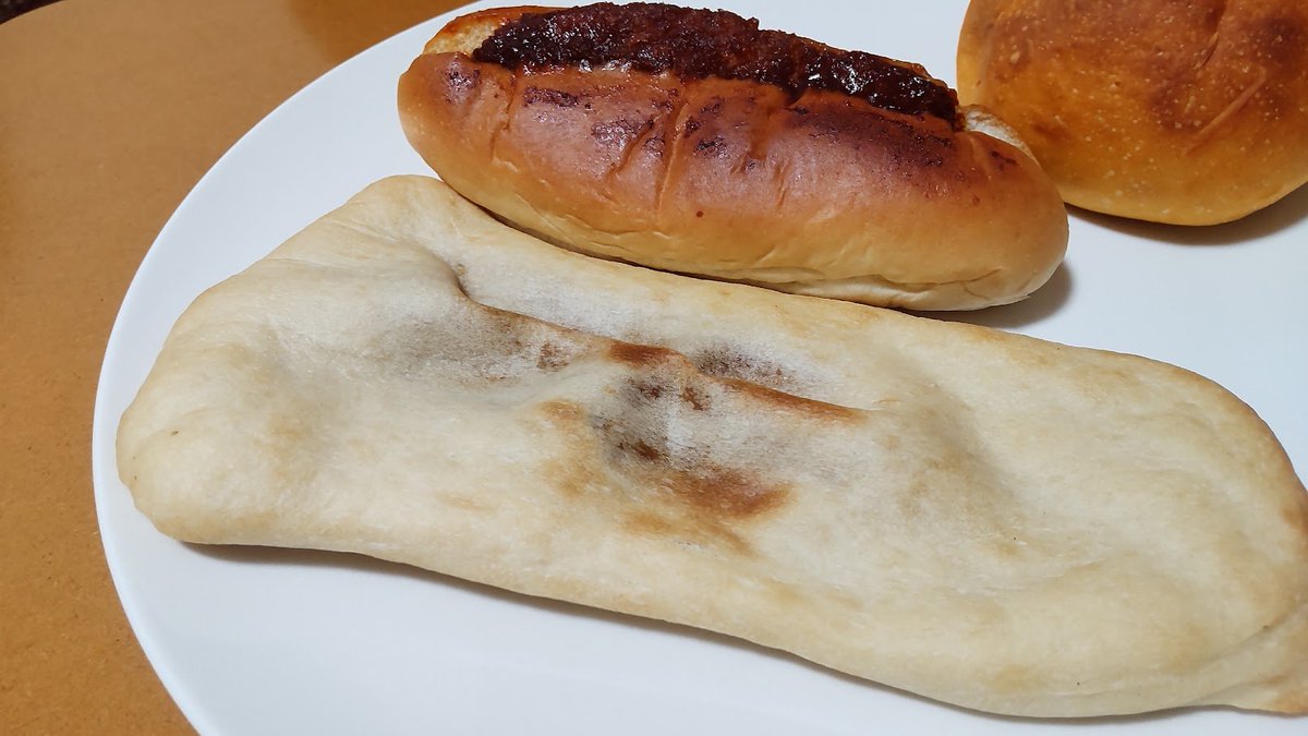 mie_mon49's tweet photo. ローソン100の「辛すぎる（かも？）フェア」
激辛チキンロールと辛口カレーナン

かも？じゃなくて本気で辛かった🔥
辛い物好きの人にはおすすめ！メッチャ美味しかった。
辛いの苦手な人はやめといたほうが無難だと思う😅 https://t.co/xdMHIzBxMy