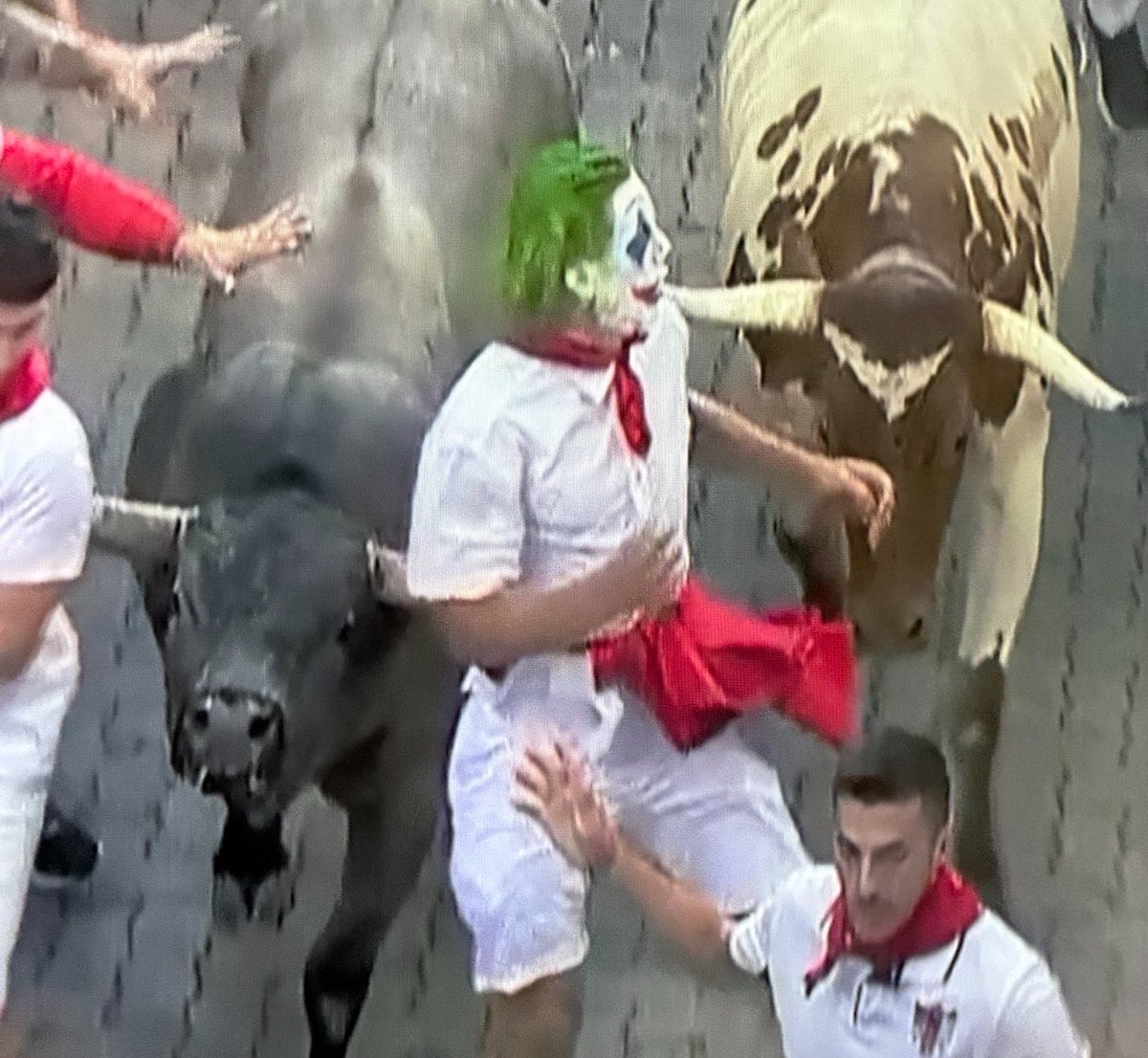 jorge13cm's tweet photo. La lástima es que la cornada no sea a este inútil.

#Encierro5RTVE #SanFermin https://t.co/SP0pSDor5z