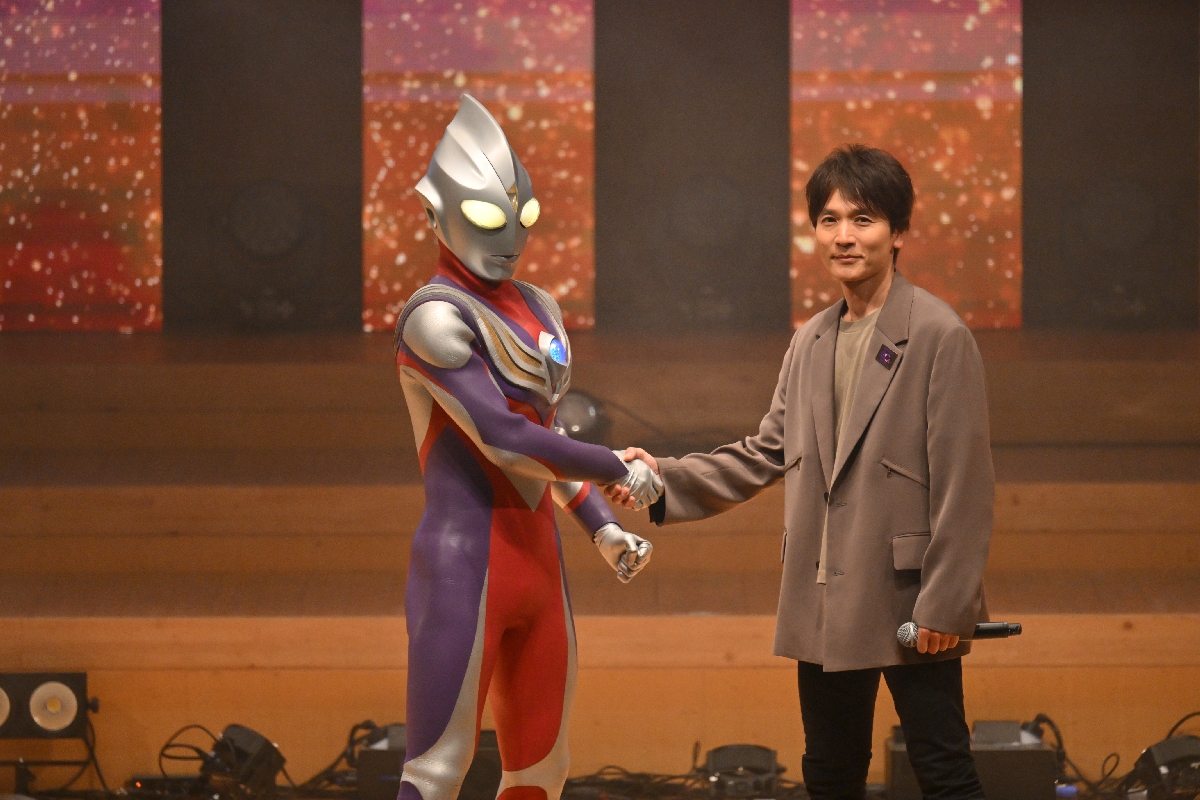oricon's tweet photo. 長野博、『ウルトラマンティガ』
イベントに降臨し大歓声💐

吉本多香美も涙「この日を待っていた！」
https://t.co/RZ1ufu5hpD

#ウルトラマンの日 https://t.co/lD7UJvZB13
