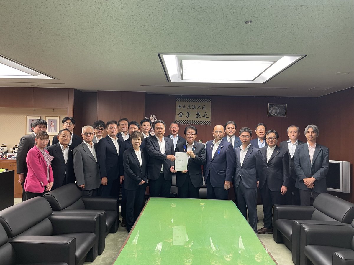 sakayanagi_hiro's tweet photo. 7月9日・10日は例年実施しています､自由民主党の愛知県第十五選挙区支部・豊橋市支部・豊橋市議団　合同で､10項目の市政課題について国の支援や補助金獲得に向けた要望活動を金子国交大臣､根本農水副大臣､自由民主党の小林政調会長に行ってきました。
令和9年度の新年度予算獲得に向けた活動です。 https://t.co/deJk9Q2GQJ