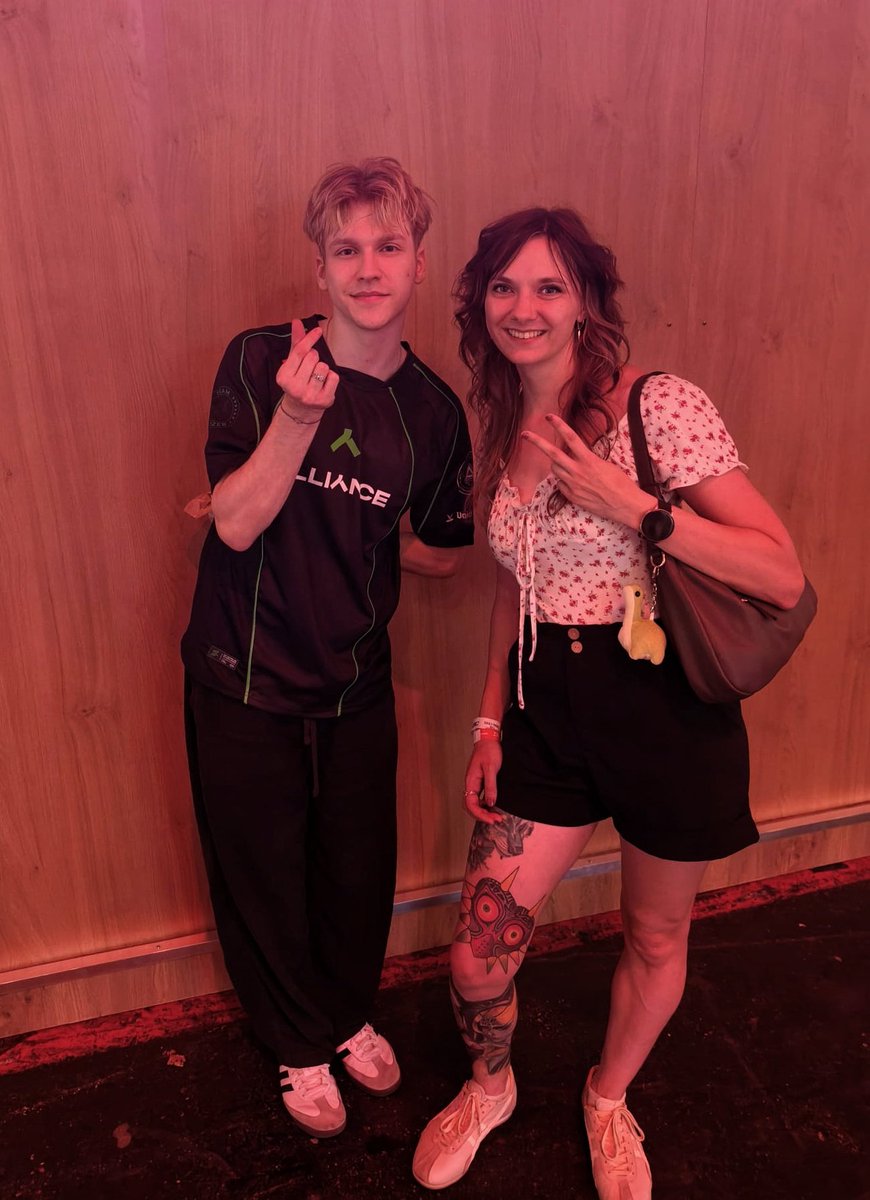 TsukiMidna's tweet photo. Unlucky 🫶🏻
Thanks for talking. Finally some German. 😂
Good luck in the finals today! 💚

#LongLiveAlliance #EWC #ApexLegends https://t.co/NyjC1O6hnS