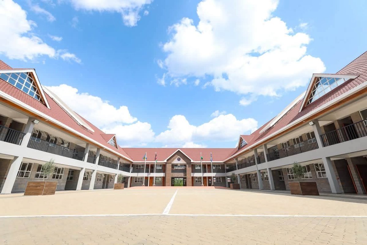 ArapTilingi's tweet photo. Yesterday's Students and staff of Kapketii Comprehensive School were moved from the old classrooms to the new state of the art mordenized school built by CS Chirchir, his brothers and friends as a way of giving back to the community. This is a public primary school. Classic. https://t.co/NsjmqRNCSW