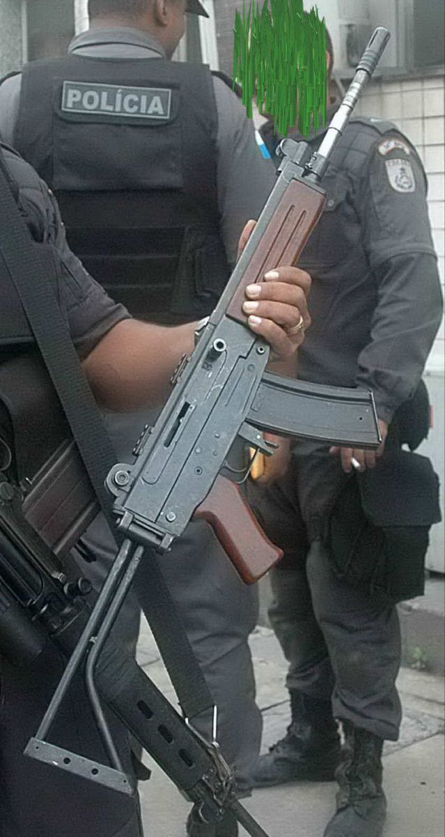 ExoticWeaponsBR's tweet photo. Fuzil mais misterioso do Brasil.

PROVÁVEL Ingram FBM, protótipo da FBM (Estatal Boliviana) e projetado por Gordon Ingram nos anos 90

Calibre 5.56x45mm

Simplesmente a ÚNICA imagem do fuzil já vista até hoje, feita pela PMERJ quando apreenderam o fuzil que estava com traficantes https://t.co/4KJRov8FFc