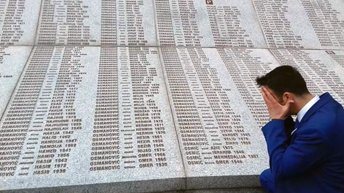 IveserVenezia's tweet photo. 11 luglio 1995
Le truppe serbo-bosniache comandate da Ratko Mladić entrano a #Srebrenica: inizia il massacro di oltre 8.000 civili https://t.co/G3dymnOIso