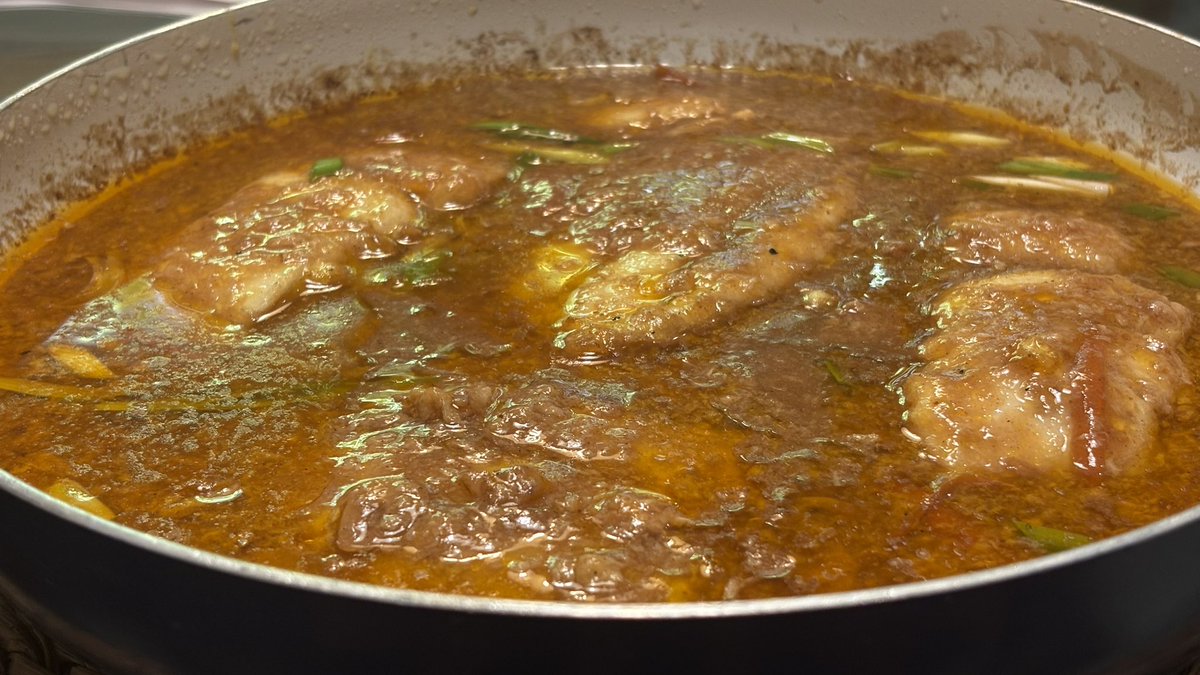 EVernacci's tweet photo. Hay recetas que en esta casa han quedado ancladas en la parte alta de la pirámide de favoritas, que bien hechas deberían ser copiadas con frecuencia y dignidad y que, sin embargo, vemos poco (y hacemos menos de lo que deberíamos).
Se trata de la merluza apenas rebozada guisada en https://t.co/9l7vPA0KVW