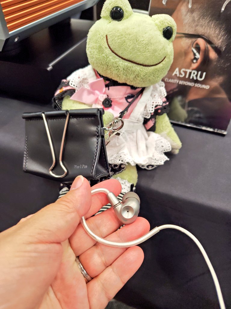 chimakororin's tweet photo. Meze Audioさんの純チタン無垢材のCNC切削筐体と高性能シングルダイナミックドライバーを融合した新IEM「ASTRU」良いですよぉ。根元のとことかもカッコいい!#ポタフェス #MEZE #かえるのピクルス #ASTRU https://t.co/jYVdhAXfa5