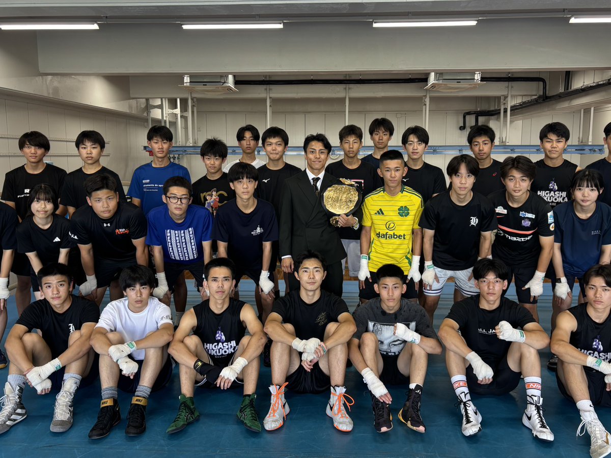 k1wgp_pr's tweet photo. 🏫母校凱旋✨

K-1 WORLD GPバンタム級王者・石井一成が母校・東福岡高校を訪問！

恩師や在校生からの激励を受け、7.20福岡大会での王座防衛へ決意を新たにしました🔥

📰記事はこちら👇
https://t.co/cxu4zdSeGz

𝐄𝐂𝐎信頼サービス株式会社𝐏𝐑𝐄𝐒𝐄𝐍𝐓𝐒
||◤𝐊-𝟏 𝐃𝐎𝐍𝐓𝐀𝐊𝐔 𝟐𝟎𝟐𝟔◢||
🗓️7月20日(月・祝)🏟️マリンメッセ福岡B館

#k1wgp #k1max