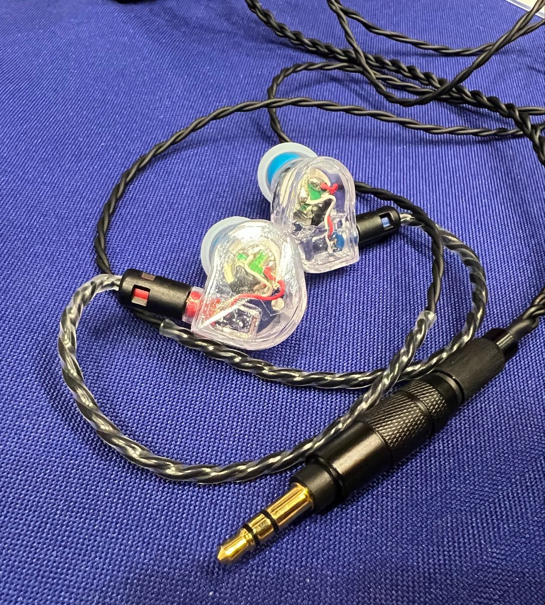 Pine_App1e's tweet photo. 【#ポタフェス2026夏秋葉原】Maestraudio MAPro2000 がかなり良かったです。3.5 mm はヴォーカルが近く、ウォームでゆったり楽しめるサウンド。
4.4 mm に切り替えると一気に世界が変わり、見通しと空間表現が大幅に向上。 https://t.co/FhsXRWcs0a