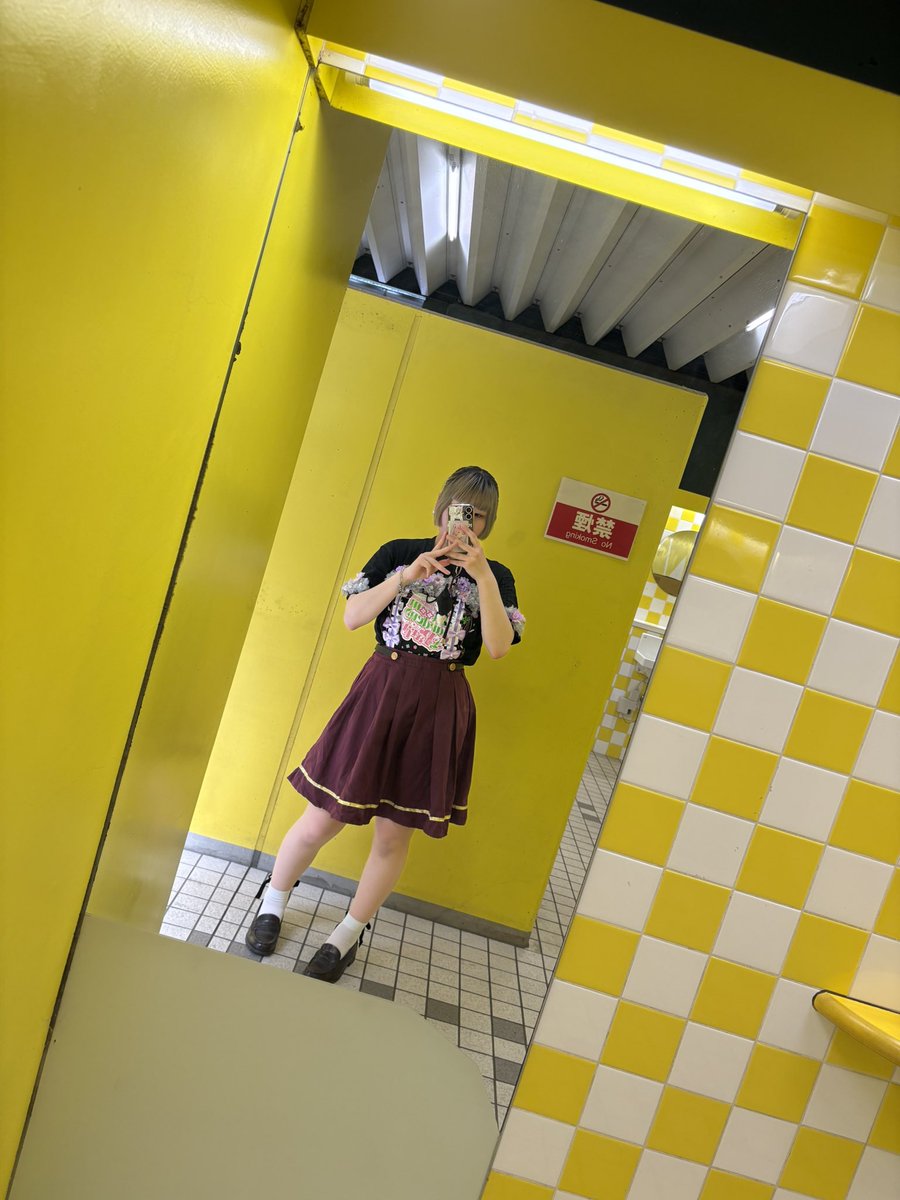 m_Ruria12_28's tweet photo. 4列って書いてあるのに2列目なのね
うわああ、、、もうこんな席ないんじゃないか……
涙と汗でメイクボロボロになるが治すの1式持ってきてよかた、、、、 https://t.co/7EJ4y45iKW