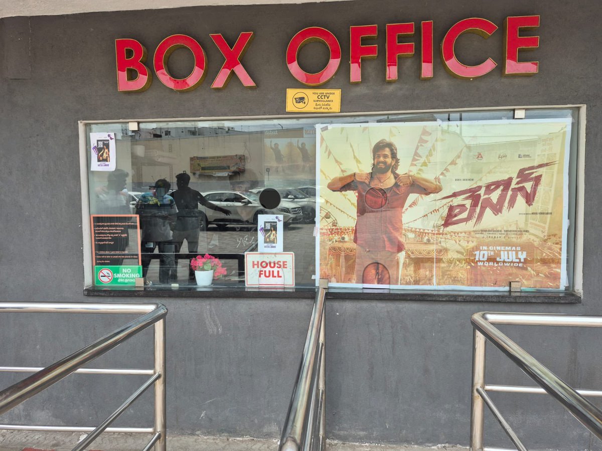 KSrinuTweets's tweet photo. Mythri Vimal 70MM Morning Show Housefull 🔥📈

#Lenin #BlockbusterLENIN https://t.co/w06yWw3YHq