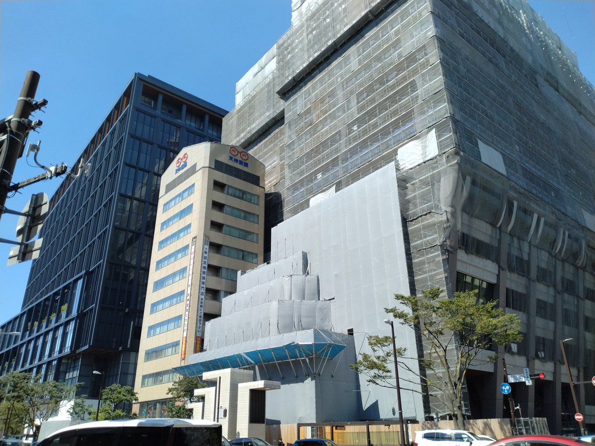 mame34's tweet photo. 寄りたかったお店にも寄れたし、買物済んだし、暑いし帰ります〜
眼鏡の愛眼ビルがガッツリ囲まれてたw
ダイヤ表？を100均のカッティングマットでサンドしてあった！ナイスアイディアw https://t.co/G1ANfuXO1W