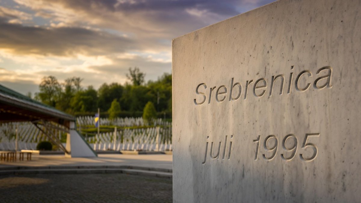 MinisteroDifesa's tweet photo. #11luglio
"Ci sono luoghi che non appartengono soltanto alla storia. Appartengono alla coscienza dell'umanità: Srebrenica è uno di questi.
Una delle pagine più tragiche della storia contemporanea che ci ricorda quanto la pace sia fragile quando prevalgono l'odio, l'intolleranza e l'indifferenza. Da quella tragedia abbiamo imparato una lezione che non possiamo dimenticare: ignorare i segnali di pericolo, lasciare che divisioni e odio prevalgano, senza intervenire con tempestività può avere conseguenze devastanti. Così, nel cuore dell'Europa e sotto gli occhi del mondo, si consumò il genocidio di Srebrenica.
Oggi rendiamo omaggio alle migliaia di vittime innocenti e ci stringiamo, con profondo rispetto, al dolore delle loro famiglie. Ricordare quelle vite spezzate significa trasformare la memoria in un impegno concreto, perché simili atrocità non trovino mai più spazio nella storia.
La pace non è mai un traguardo acquisito: è una responsabilità che si costruisce ogni giorno, anche attraverso la memoria e il rifiuto di ogni forma di odio e violenza". Così il Ministro @GuidoCrosetto nel Giorno internazionale di riflessione e commemorazione del genocidio di Srebrenica.