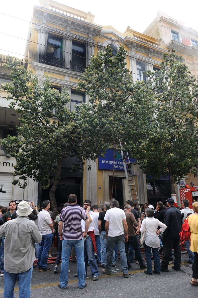 Marria198's tweet photo. Εκτός αυτών που συνελήφθησαν να συλληφθούν και αυτοί που φώναζαν κάψτε τους πετουσαν μολοτωφ και εμποδιζαν την πυροσβεστικη να πλησιάσει.Φαινονται στις φώτο που δημοσιοποιηθηκαν σε ολα τα μέσα.Ειναι το ίδιο δολοφόνοι. https://t.co/fWIOD1L7qe