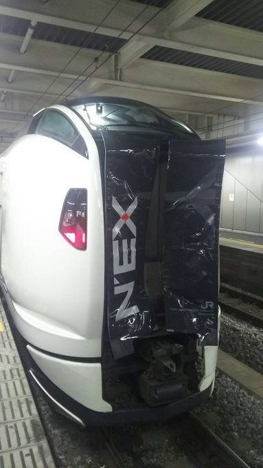 kaiso_mania's tweet photo. 人身事故に遭った成田エクスプレスです。（提供）
時速110キロ以上で通過していた為、相当な衝撃だったのでしょう。 https://t.co/OzMv8dka0t
