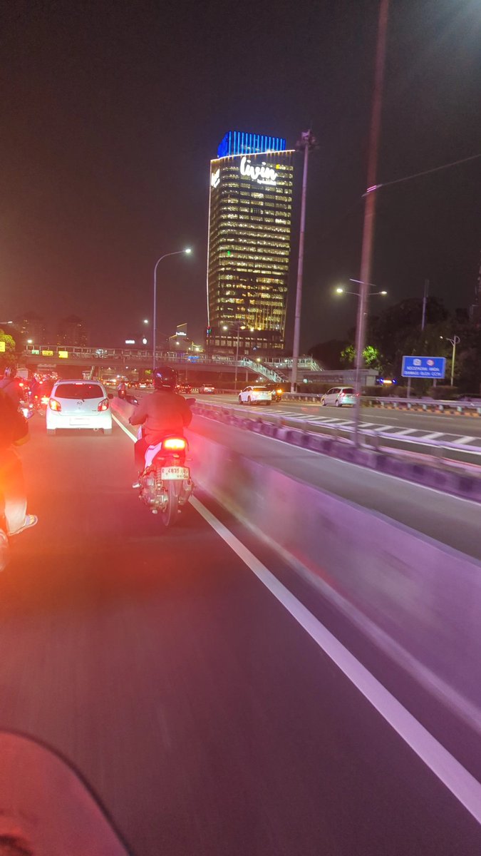 txtharihariWNI's tweet photo. Lah, ini serius gedung Livin' Mandiri sampai jam segini lampunya masih nyala dari bawah sampai atas semua? 

Emang karyawannya belum pada pulang apa gimana, ya? https://t.co/K1M2zFGmDI