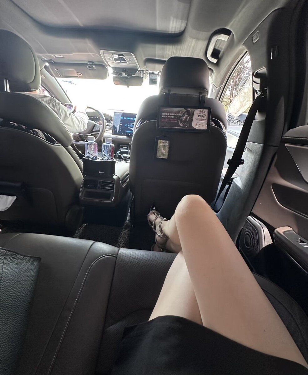 GrayceJess53289's tweet photo. 日常出行偏爱宽敞的后排空间，随便一套简约黑裙，配上铆钉尖头高跟鞋，氛围感直接拉满。漆皮尖头设计修饰脚型，自带凌厉的线条感，环绕式铆钉低调精致，不会过分张扬，却足够有记忆点。中空绑带设计露出脚背，弱化了高跟鞋的硬朗，多了几分柔媚。 https://t.co/siYRtDXjAW