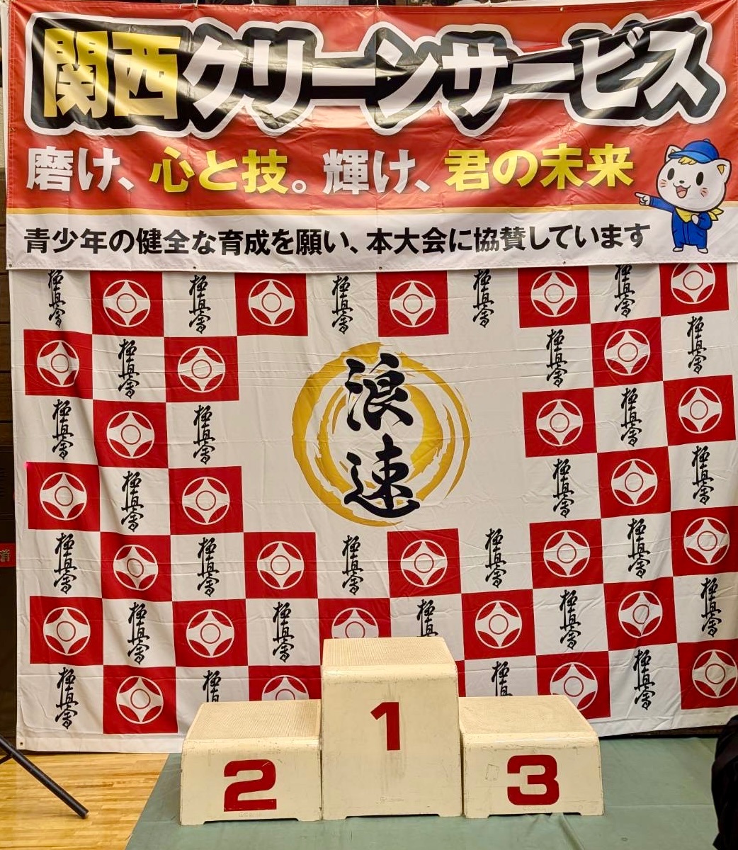 KAMESAWA_Kclean's tweet photo. 「2026 全日本少年少女極真空手道選手権大会
グランドチャンピオン・ザ・ファイナル」
のメインスポンサーを
務めさせていただきました。

会場いっぱいに集まった
子どもたちの真剣な表情。

勝ちたい気持ち。
緊張。
悔しさ。
礼儀。
仲間への敬意。

空手は、ただ強さを競うものではなく、
心を磨く武道だと思います。

勝って得るものもあれば、
負けて初めて気づくものもある。

一礼一礼に、
その子の努力や成長が表れていました。

この大会での経験が、
子どもたちのこれからの人生の力に
なってくれたら嬉しいです。

関西クリーンサービスは、
青少年の健全な育成を願い、
本大会に協賛しています。

磨け、心と技。
輝け、君の未来。