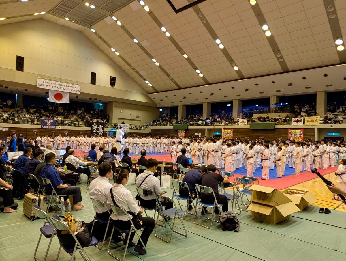 KAMESAWA_Kclean's tweet photo. 「2026 全日本少年少女極真空手道選手権大会
グランドチャンピオン・ザ・ファイナル」
のメインスポンサーを
務めさせていただきました。

会場いっぱいに集まった
子どもたちの真剣な表情。

勝ちたい気持ち。
緊張。
悔しさ。
礼儀。
仲間への敬意。

空手は、ただ強さを競うものではなく、
心を磨く武道だと思います。

勝って得るものもあれば、
負けて初めて気づくものもある。

一礼一礼に、
その子の努力や成長が表れていました。

この大会での経験が、
子どもたちのこれからの人生の力に
なってくれたら嬉しいです。

関西クリーンサービスは、
青少年の健全な育成を願い、
本大会に協賛しています。

磨け、心と技。
輝け、君の未来。