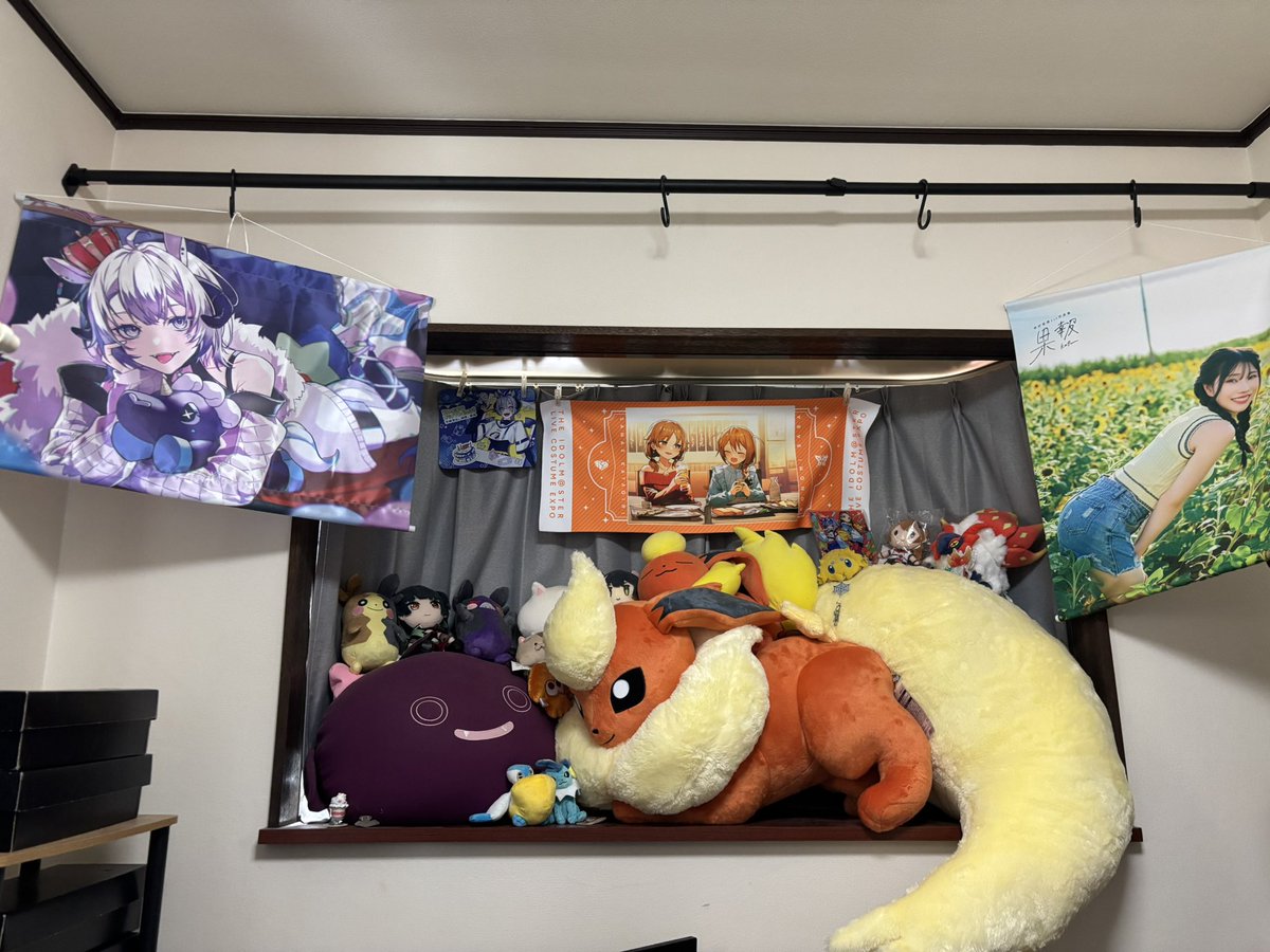 SatumaimoSt28's tweet photo. 突っ張り棒を買ってきたことにより、好きなもの置き場となっていた出窓にタペストリーを飾れるようになった https://t.co/O9Ls5ukzpV