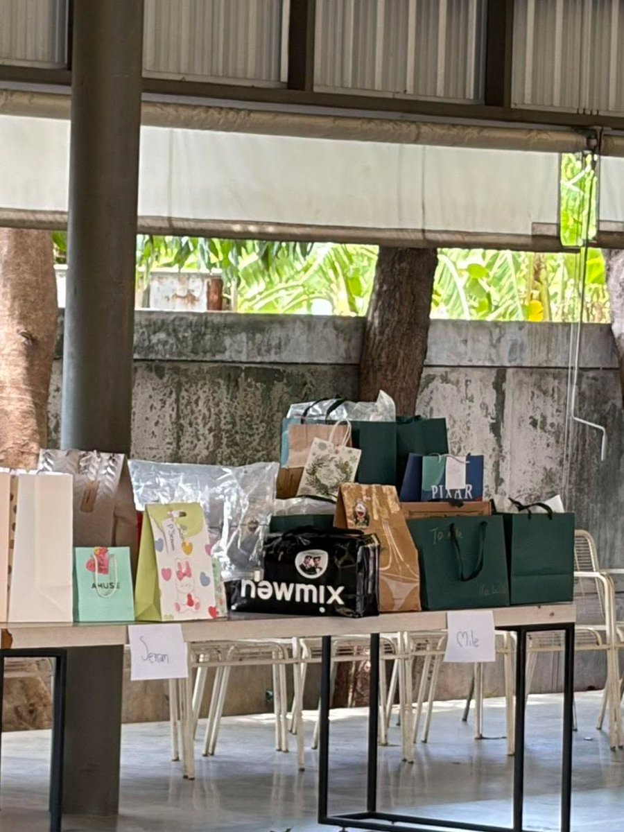 aprils1524's tweet photo. My gift for MileApo arrives in BOC !!! 😭😭😭😭😭 
Finally !!!! 💚💛🫶😍

@milephakphum @Nnattawin1 
#MilePhakphum #GreenyRose 
#ApoNattawin #apocoIIeagues 
#MileApo #greenycolleagues https://t.co/LubeWuVJa8