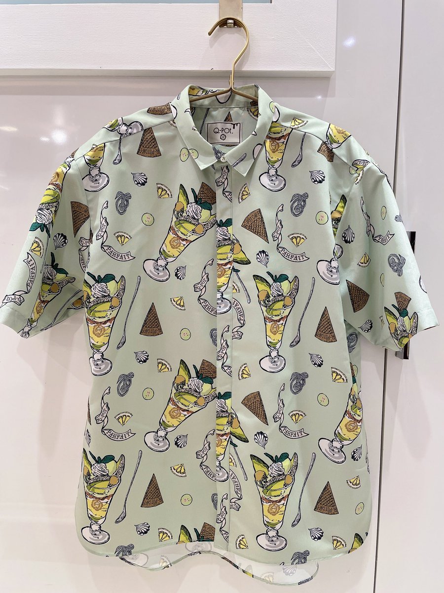 Qpot_SHOP's tweet photo. ℝ𝕖 𝕊𝕥𝕠𝕔𝕜

大人気だった“メロンパフェ”柄のパフスリーブドレスと、ユニセックスサイズのシャツが1点ずつ再入荷いたしました🍈

目でも楽しめる美味しいコレクション✨
やわらかいペールグリーンが夏らしい1着です

お取り置き、代引き配送も承っております🎁
ぜひお見逃しなく！
#舞浜　#qpot https://t.co/0iyyDmvj2u