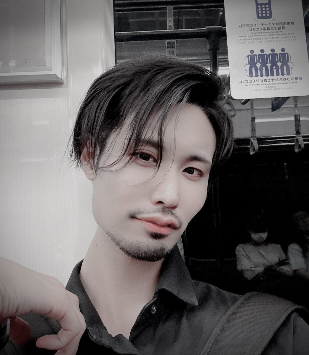 ciela_sub_'s tweet photo. このあと終電寝過ごすなんて微塵も思ってなかったシエラ🫠
ヒゲ伸ばし期間wip🥸

明日みんなに会う＆今日のうちに宅コス投稿したいから剃るか否か…🤔 https://t.co/6eqfg1xQgD