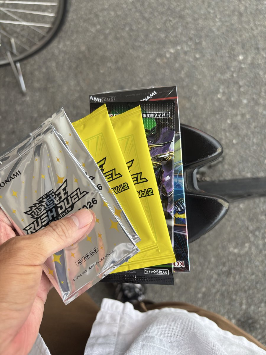 traitorX2's tweet photo. 帰りに追い箱したら去年のも貰えて草 https://t.co/9i8h8bT2Fc
