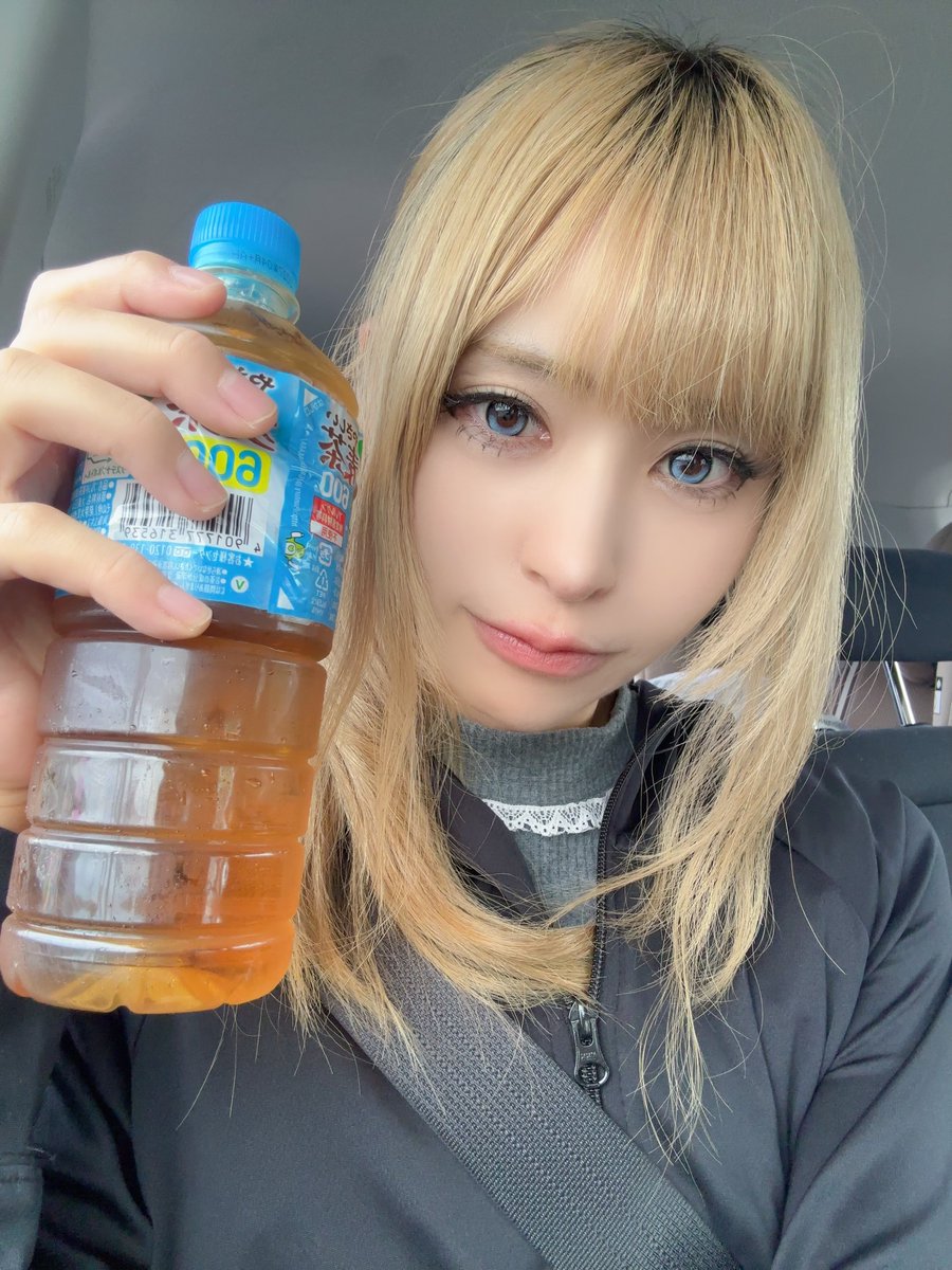 nekonomesan777's tweet photo. 帰り際に常連のお姉様から差し入れ頂きまして😭
常連の方々の優しさに触れすぎた(>_<) https://t.co/gz8orPOJzL