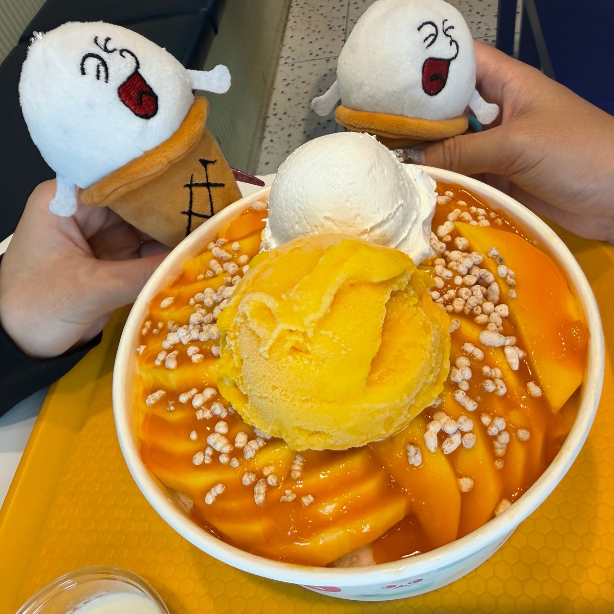 rock__bubbles's tweet photo. マンゴー大好き🧡🥭 withバニ坊 https://t.co/PamaLAhmcB