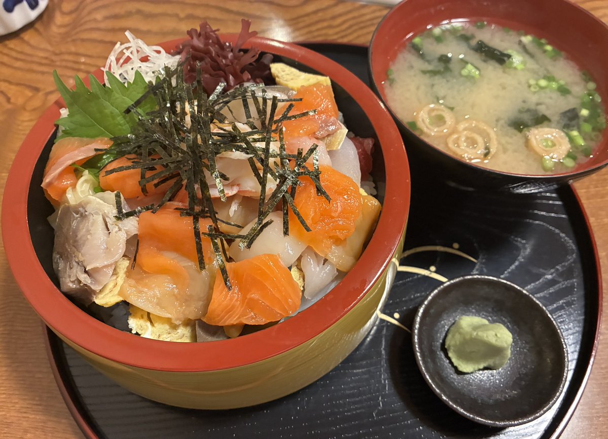 tsakurai1215's tweet photo. 福まさ : 北海道余市町黒川町
ばらちらし : 3,800円

ニッカウヰスキーの町余市🥃
取引先オススメの老舗お寿司屋さんでばらちらしを頂きました🍣
地元で水揚げされた盛り沢山のネタをゆったりとした雰囲気で頂く贅沢な時間でした！皆さんも良い週末を🥹🥹
#北海道 #海鮮丼 #余市 #寿司 https://t.co/mS1RMLC8Pv
