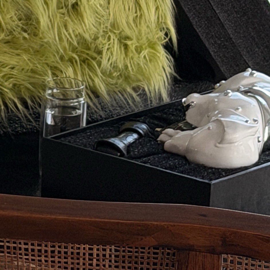 g4tewaydrug's tweet photo. Another package on Kibum’s table is from TAMBURINS. The detail is, I noticed influencers were all flexin' this TAMBURINS gift around early December last year when Kibum was on his US tour. I can't believe he kept it and is now showing both TAMBURINS and GM gifts together on his table... He's always so thoughtful and grateful, our sweet boy...😭❤️