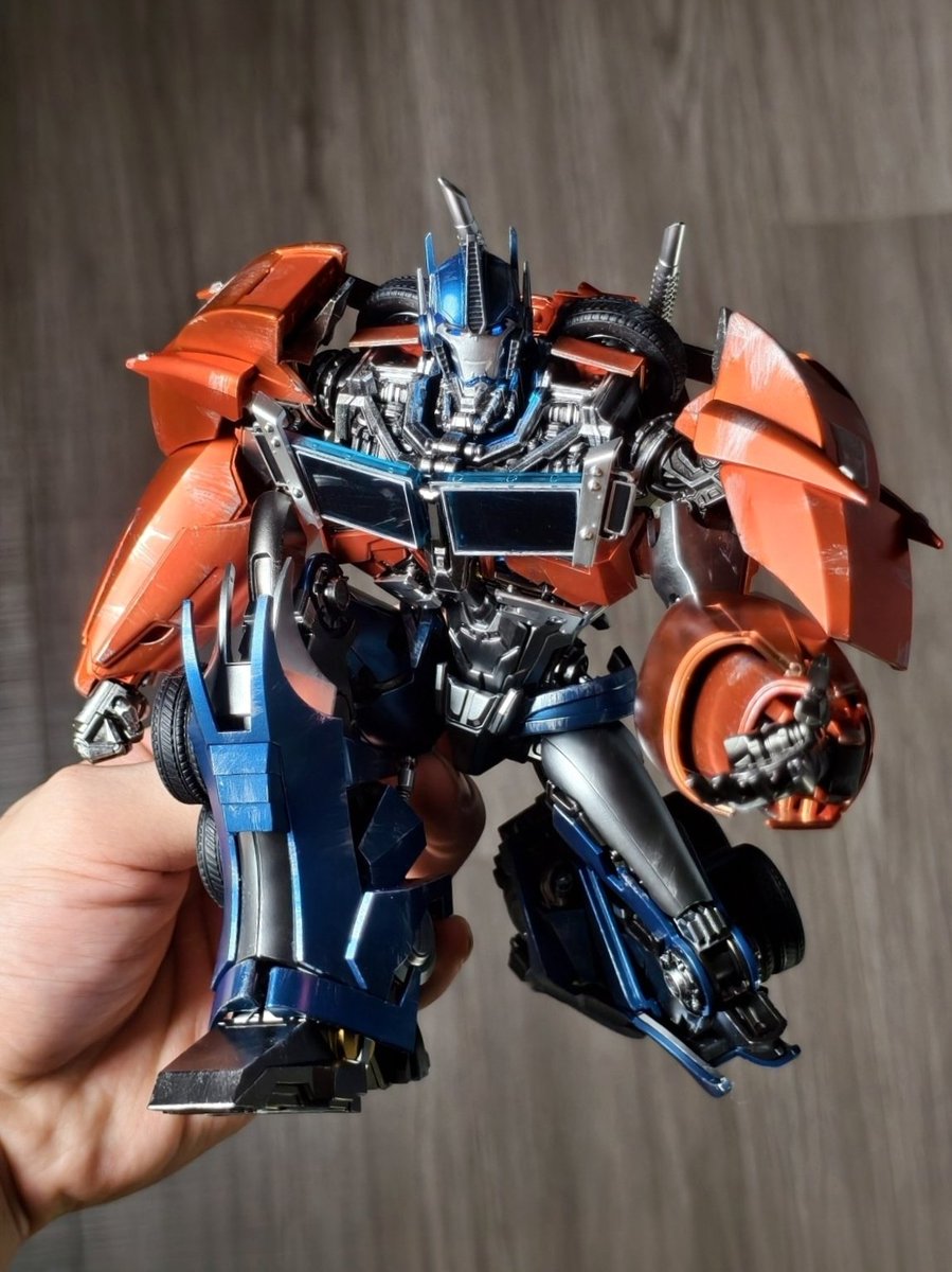zuimoyi's tweet photo. Blokees  Transformers：Prime Optimus 
I believe this is currently the most screen-accurate Optimus Prime from Transformers: Prime.
Well, the paint job on the figure in the picture is custom-made by me.
#transformers #prime #optimusprime 
#fyp #actionfigures #toys https://t.co/uRfXOUdBh7