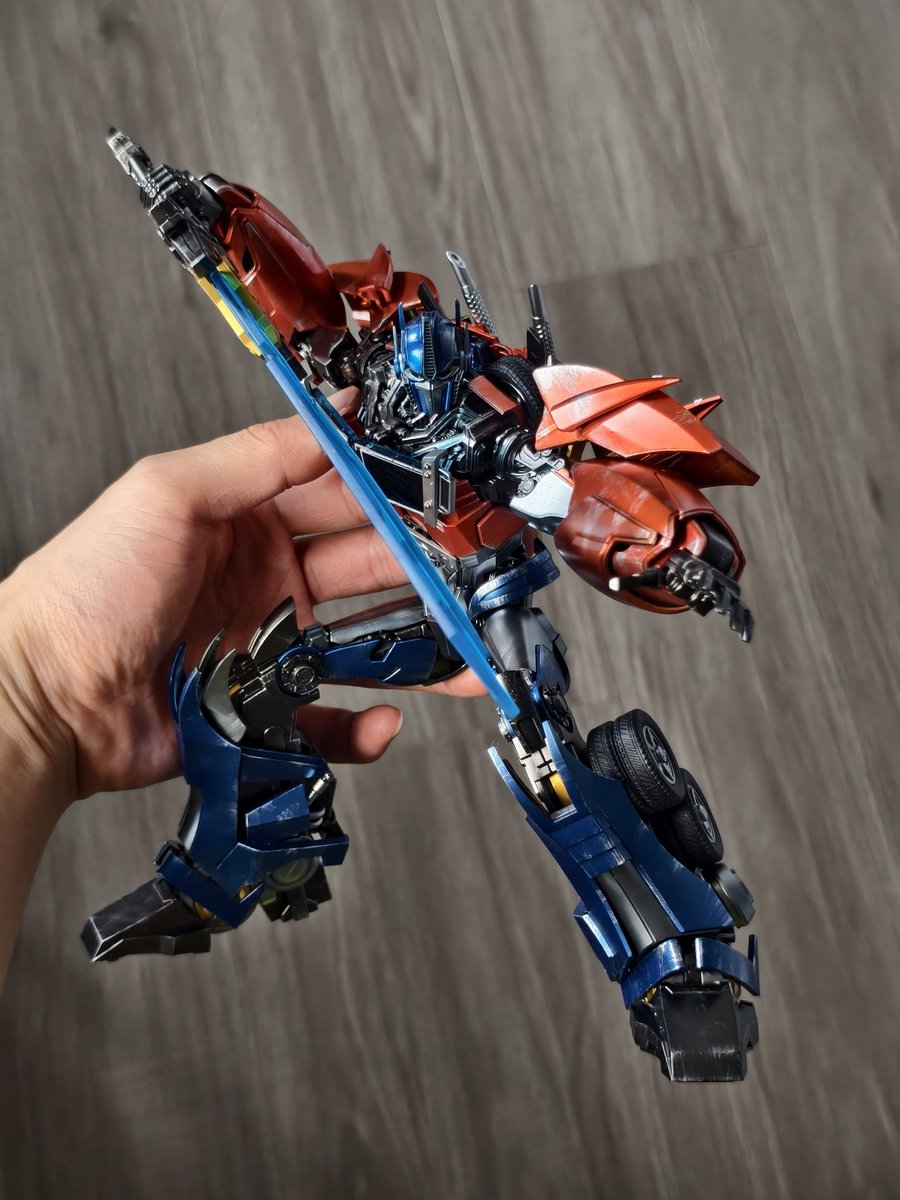 zuimoyi's tweet photo. Blokees  Transformers：Prime Optimus 
I believe this is currently the most screen-accurate Optimus Prime from Transformers: Prime.
Well, the paint job on the figure in the picture is custom-made by me.
#transformers #prime #optimusprime 
#fyp #actionfigures #toys https://t.co/uRfXOUdBh7