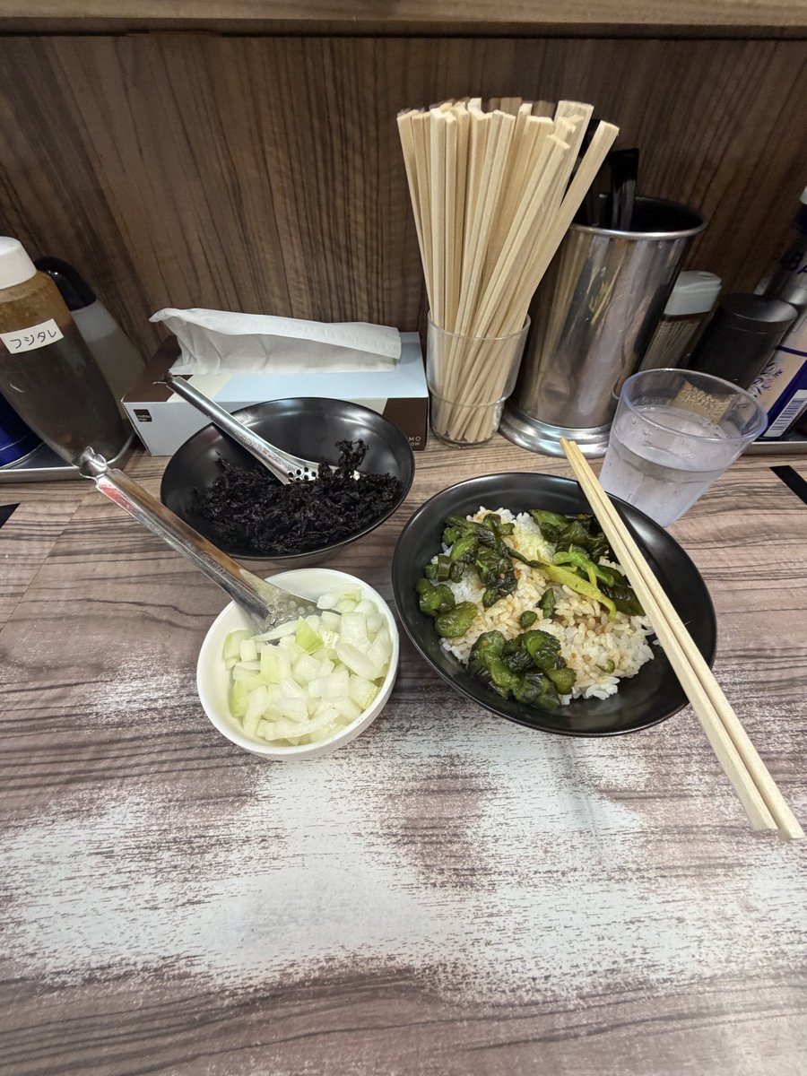 B1DDlRcpprZj767's tweet photo. 昼食べて、夕飯までの間武蔵家富士見へ。
ラーメンハーフ、ほうれん草、バラ海苔、ライス中。まりもさんに言われて周年記念券から玉ねぎ。
バラ海苔旨し！ご馳走様でした😋 https://t.co/9NJCE9aDnK