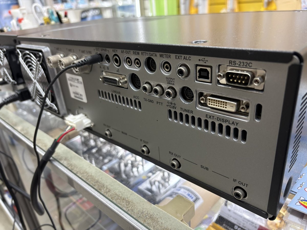 中古品情報 八重洲無線 HF/50MHz 200W オールモード固定機 FTDX101MP