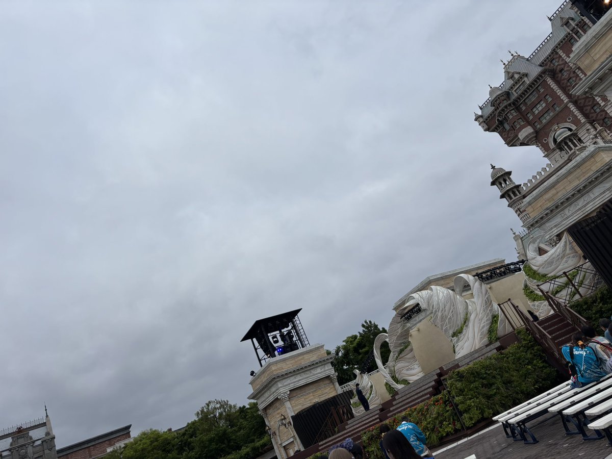 naru252533's tweet photo. ダングロ端っこ当たった時
皆立って踊る場面
息子抱えて立ち上がれなかったので
1人座って、もちろんステージなんて埋もれて見えなかったんだけど
通路に来てくれたベイマダンサーさんが
マンツーマンで、息子と私にダンスしてくれて
めっちゃ幸せな気持ちになった☺️
ありがとう😭 https://t.co/5Fimu4Nsp6
