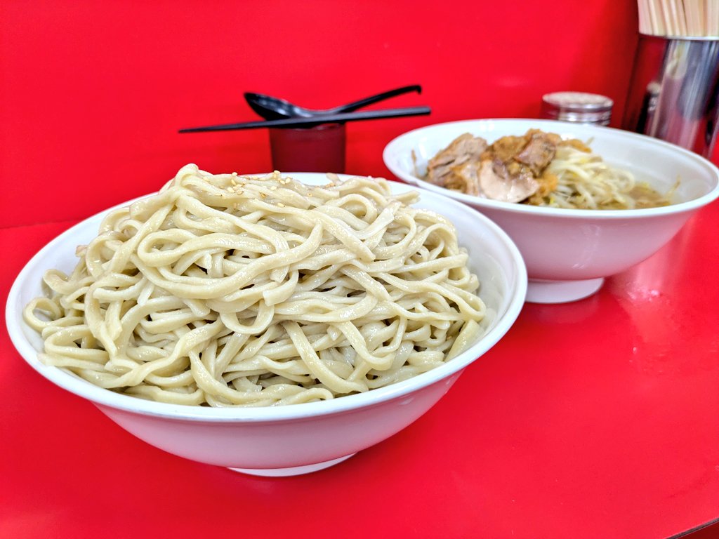 hash1bir0kooo's tweet photo. ラーメン二郎柏店

麺増しラーメン+つけ麺にんにく味

暑さが本気を出してきても、全天候型の柏がある幸せ😆
ド濃厚なつけ汁がいつにも増して旨味が爆発している最強仕様で、豚やアブラに至るまで一切の隙がない完璧な味わい🍜
麺も相変わらず多いし旨いし多かった😋w

ごちそうさまでした！ https://t.co/dMbePDiWBH