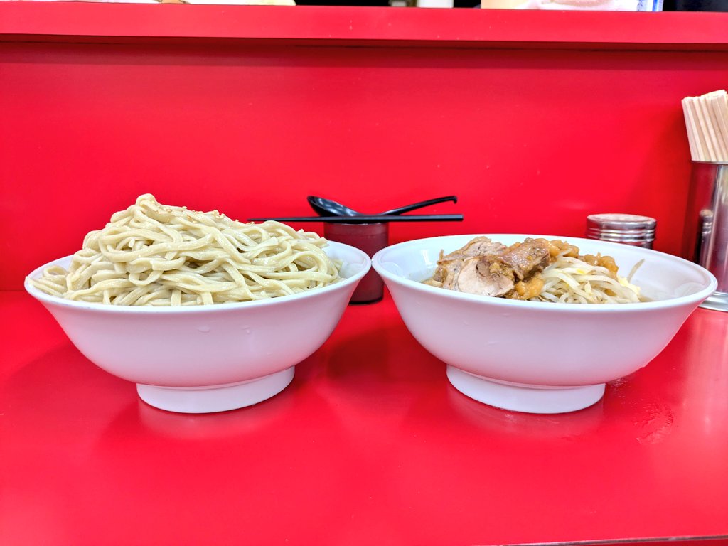 hash1bir0kooo's tweet photo. ラーメン二郎柏店

麺増しラーメン+つけ麺にんにく味

暑さが本気を出してきても、全天候型の柏がある幸せ😆
ド濃厚なつけ汁がいつにも増して旨味が爆発している最強仕様で、豚やアブラに至るまで一切の隙がない完璧な味わい🍜
麺も相変わらず多いし旨いし多かった😋w

ごちそうさまでした！ https://t.co/dMbePDiWBH