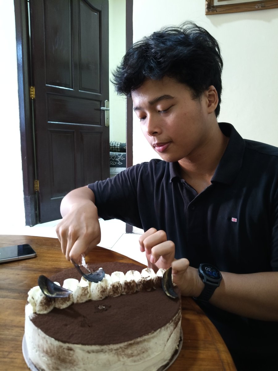 azemays's tweet photo. fotooo waktu dia ultah seminggu yg lalu kayanya foto yg sebelah kiri akan jd foto fav gueh https://t.co/5HDAtR1KDq