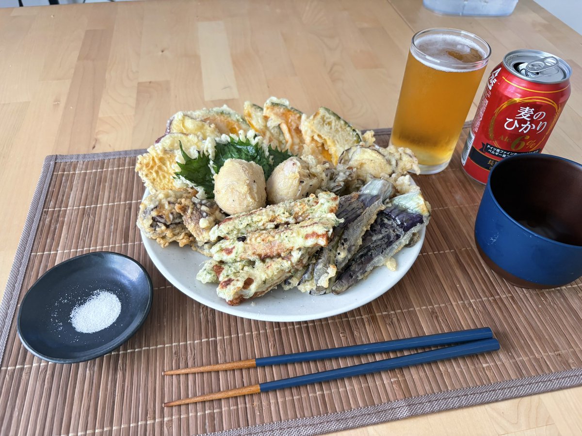 Utano_vtuber's tweet photo. ご馳走完成!
今から飲むぞーー
天ぷらパーティー！
かぼちゃ、さつまいも、おおば、マイタケ、しいたけ、煮卵、ナス、ちくわ! https://t.co/avGQdSZlsq