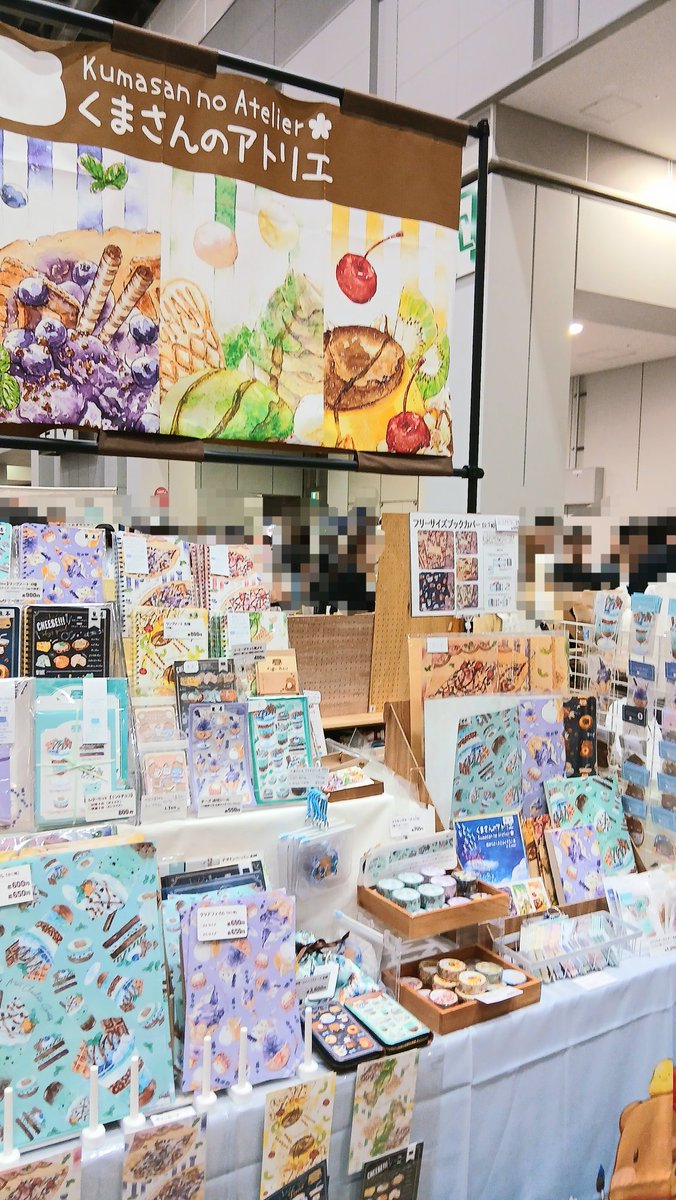 megu_bear's tweet photo. ハンドメイドインジャパン始まってます！毎度のごとく設営がギリギリなのとお客様がぎゅうぎゅうでまともな写真が撮れてないですが、大盛況です！✨ https://t.co/FoQNgUPiOA