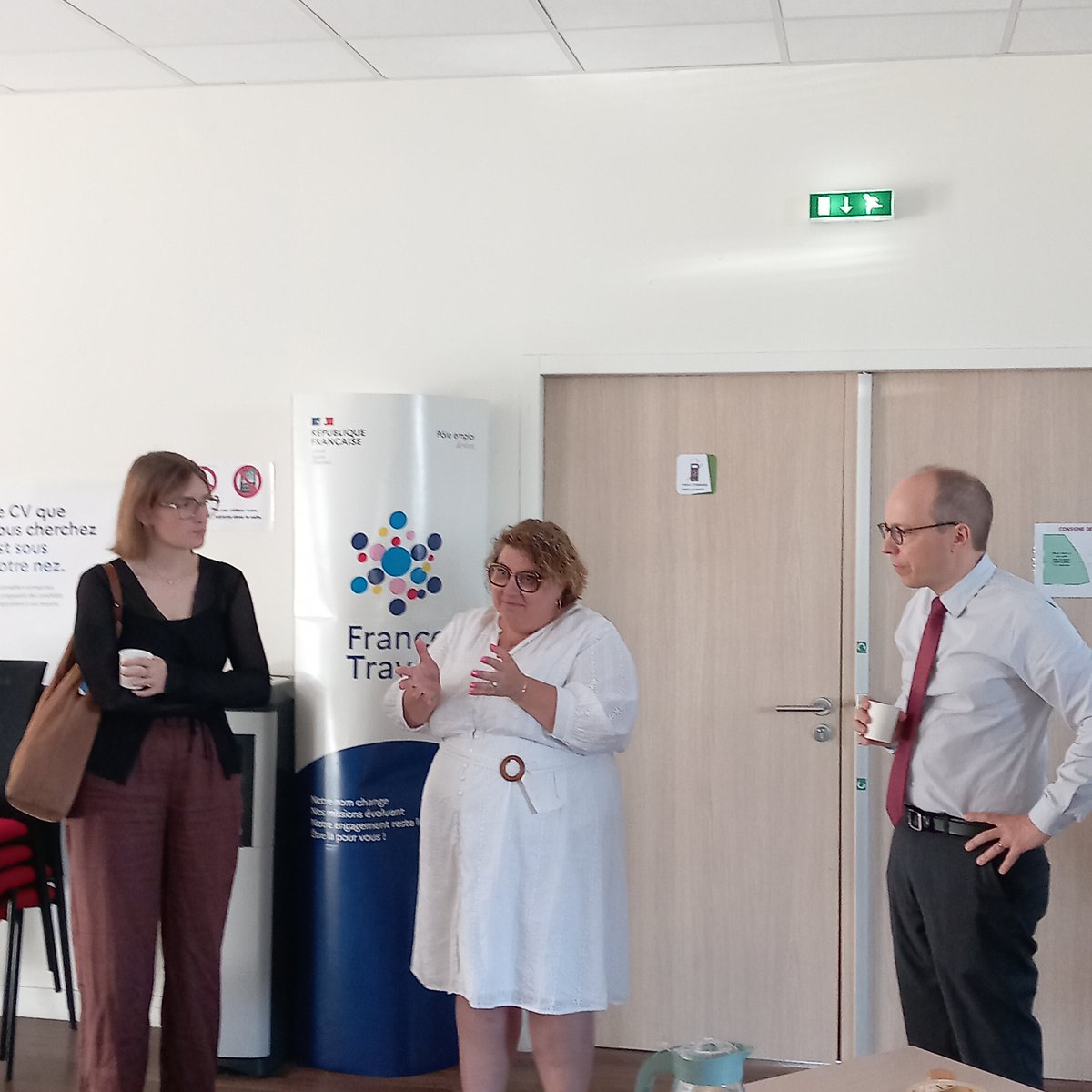 Prefet51's tweet photo. #Epernay I L’État pleinement engagé pour l'économie, l’emploi et la proximité

Ce vendredi, le sous-préfet d'Épernay Emmanuel Auber a participé à trois événements majeurs pour le développement et le service public sur le territoire :

⚙️ Rencontres des industries connexes au Champagne : Accueilli au Comité Champagne, il a rappelé que ces entreprises sont au cœur de la filière. Face aux défis de la transition écologique et des compétences, l’État se mobilise à leurs côtés via le programme « Territoires d’industrie ».

🍇 Inauguration de la Cellule Champagne Vendanges : Un déplacement à France Travail Épernay pour lancer la 3e édition de ce dispositif sur-mesure. Un outil réactif et essentiel pour faciliter le recrutement (vendangeurs, chauffeurs, cuisiniers...) dans la Marne, l'Aube et l'Aisne.

🏛️ Inauguration de la mairie de Bethon : Également chargé des ruralités, il a clôturé sa journée dans ce village pour l'ouverture de la nouvelle mairie et de l’agence postale dans l'ancienne école rénovée. Ce projet moderne allie accessibilité, convivialité et transition écologique (isolation, pompe à chaleur). L'État a soutenu cette seconde vie du patrimoine à hauteur de plus de 67 000 € via le Fonds Vert, aux côtés du Département et de la Région.

De l'innovation industrielle au cœur de nos bulles jusqu'au service public au cœur de nos villages, l'État s'engage pour que notre territoire reste solide, durable, et fier de son patrimoine.

#Epernay #Bethon #Champagne #TerritoiresDindustrie #Emploi #FondsVert #ServicePublic #Ruralite