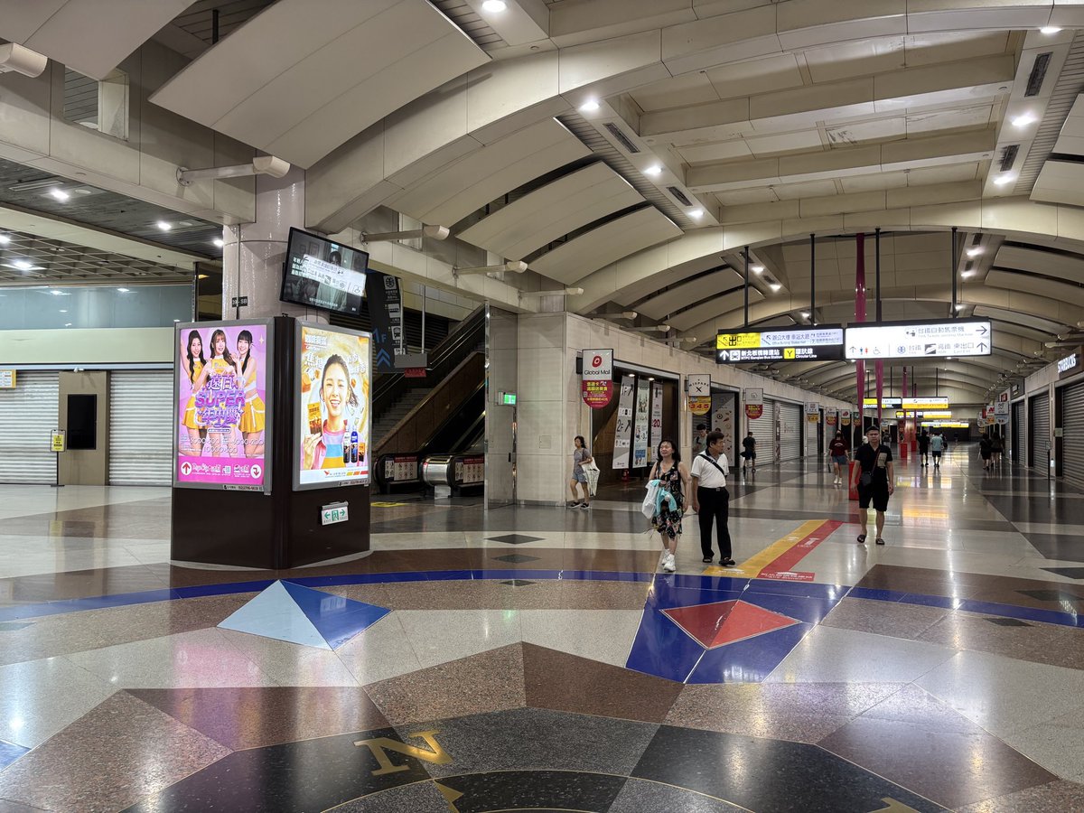 HEYinTW's tweet photo. 台風の影響で板橋駅内のお店もほぼ休み。
土日なのに平日より人いない。こんな日だけど年に数回しかないポケモンGOのビッグイベントはちゃんとある https://t.co/P6SlDCYjpP