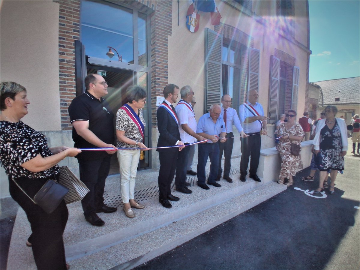 Prefet51's tweet photo. #Epernay I L’État pleinement engagé pour l'économie, l’emploi et la proximité

Ce vendredi, le sous-préfet d'Épernay Emmanuel Auber a participé à trois événements majeurs pour le développement et le service public sur le territoire :

⚙️ Rencontres des industries connexes au Champagne : Accueilli au Comité Champagne, il a rappelé que ces entreprises sont au cœur de la filière. Face aux défis de la transition écologique et des compétences, l’État se mobilise à leurs côtés via le programme « Territoires d’industrie ».

🍇 Inauguration de la Cellule Champagne Vendanges : Un déplacement à France Travail Épernay pour lancer la 3e édition de ce dispositif sur-mesure. Un outil réactif et essentiel pour faciliter le recrutement (vendangeurs, chauffeurs, cuisiniers...) dans la Marne, l'Aube et l'Aisne.

🏛️ Inauguration de la mairie de Bethon : Également chargé des ruralités, il a clôturé sa journée dans ce village pour l'ouverture de la nouvelle mairie et de l’agence postale dans l'ancienne école rénovée. Ce projet moderne allie accessibilité, convivialité et transition écologique (isolation, pompe à chaleur). L'État a soutenu cette seconde vie du patrimoine à hauteur de plus de 67 000 € via le Fonds Vert, aux côtés du Département et de la Région.

De l'innovation industrielle au cœur de nos bulles jusqu'au service public au cœur de nos villages, l'État s'engage pour que notre territoire reste solide, durable, et fier de son patrimoine.

#Epernay #Bethon #Champagne #TerritoiresDindustrie #Emploi #FondsVert #ServicePublic #Ruralite