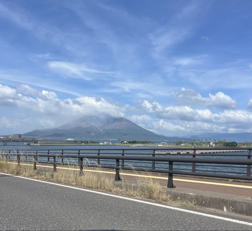 fukkogo's tweet photo. 今日は鹿児島まで‥(遠いー🫠)
桜島、噴火してるのか？？ https://t.co/HcVuFRvswh